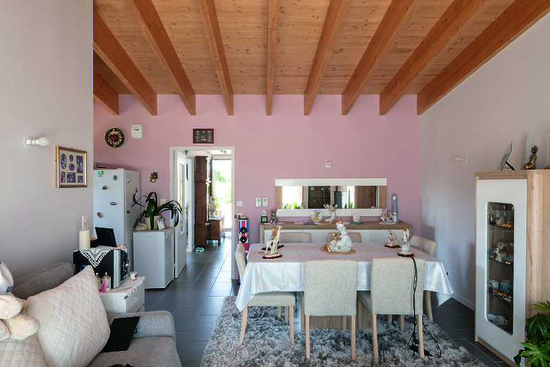 Im Wohnzimmer sorgen die hohen Decken und die sichtbaren Holzbalken für ein Gefühl von Großzügigkeit und Behaglichkeit. © Ludmilla Cerveny