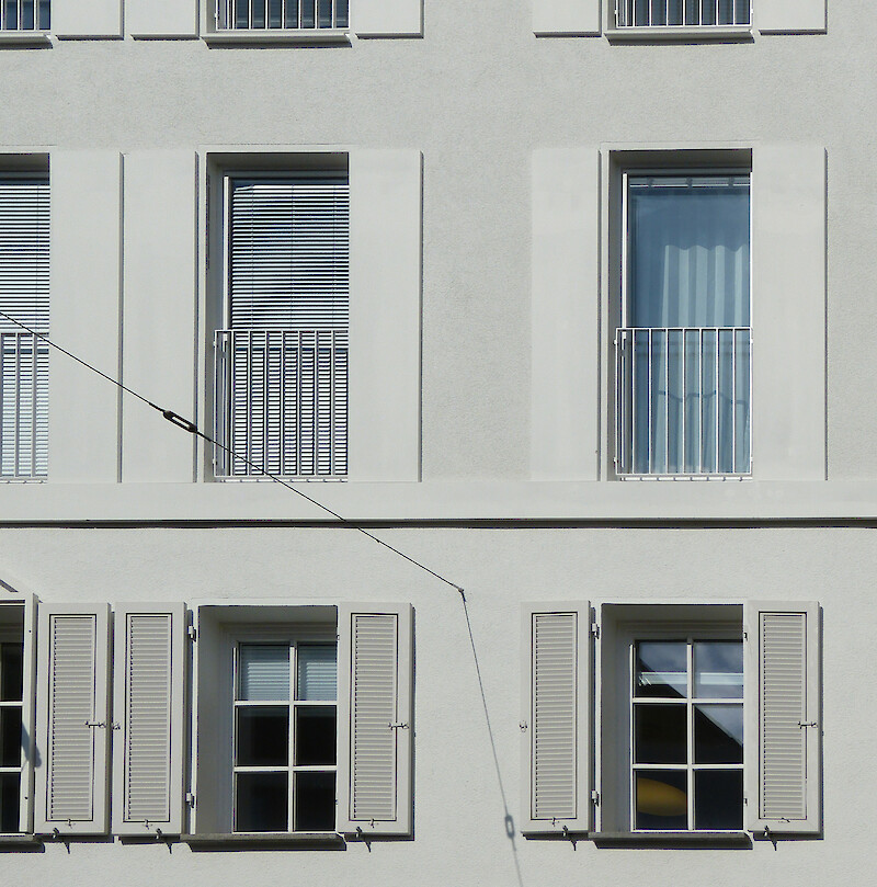 Die Abstraktion der Fenster und Klappläden in der Fassade ergibt einen gelungenen Dialog zwischen Alt und Neu. Fassade Detail © Sebastian Zoeppritz