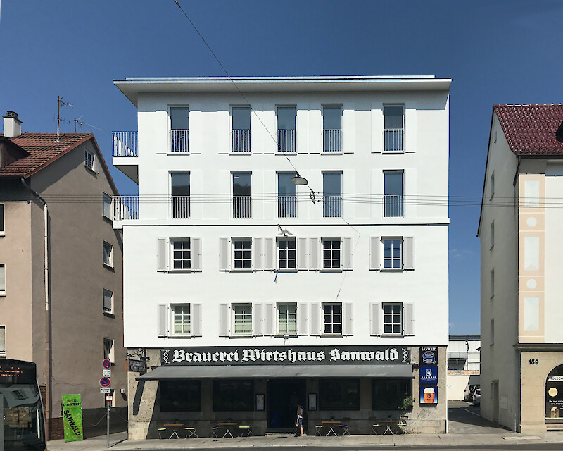 Sowohl im bestehenden Wirtshaus Sanwald als auch für die Aufstockung wird Fernwärme der Stadt Stuttgart genutzt. Fassade West nachher © Sebastian Zoeppritz