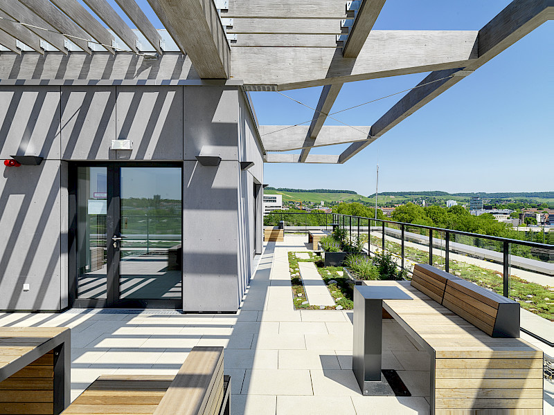 Eine gemeinschaftliche Dachterrasse bietet einen Rundumblick über das neu geschaffene grüne Areal. © Bernd Borchhardt