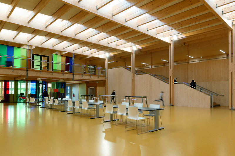 Die neue Sekundarschule gliedert sich um eine große Halle, die von einem Glasdach erhellt wird. © Solène Mangin